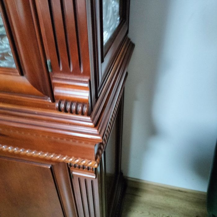 Vendo vitrine, para loucas ou livros. Em cerejeira.