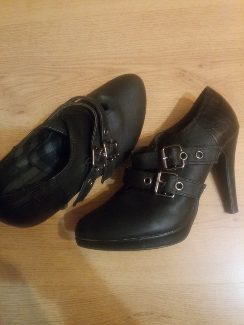 Buty na obcasie czarne Rozmiar 37 ze sklepu Deichmann