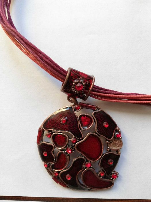 Naszyjnik z zawieszką marki Claudia Mod lub Fashion Jewellery