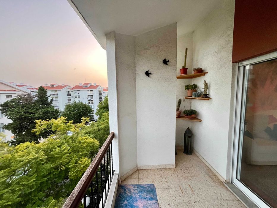 Apartamento T2+ sotão à venda na Rua Eça de Queiroz, Estoril