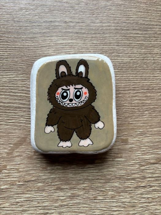 Labubu, magnes na lodówkę, malowany kamień