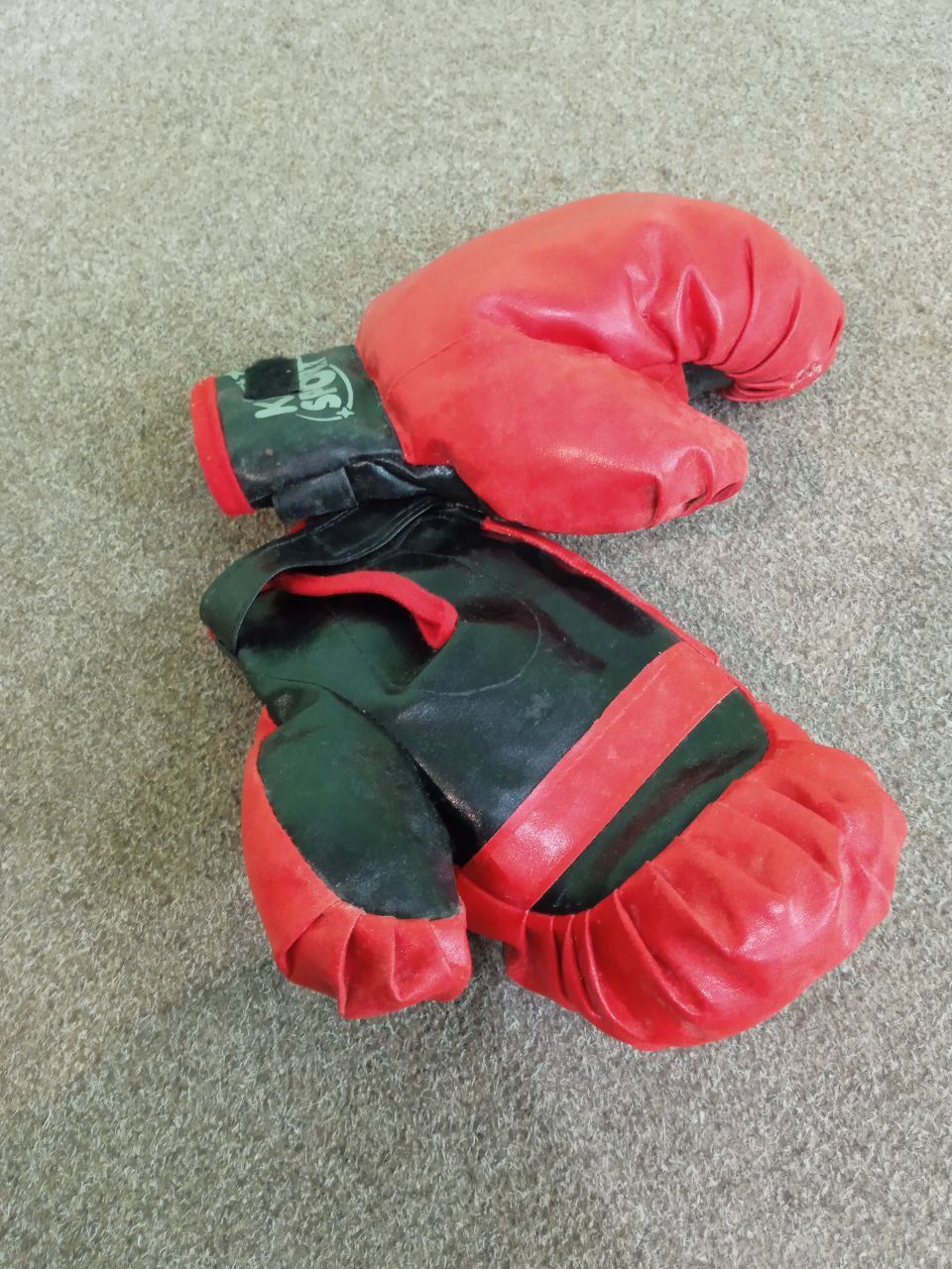 Груша та боксерські перчатки