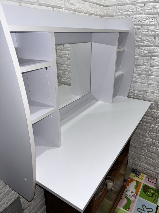 Навісний столік для макіяжу з дзеркалом