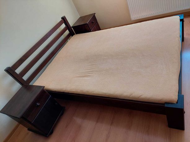 Łóżko drewniane z materacem i stolikami