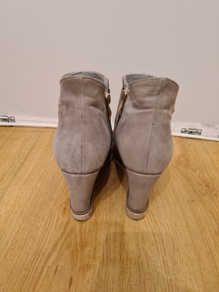 Buty, botki na koturnie Claudio Rossetti z frędzelkami