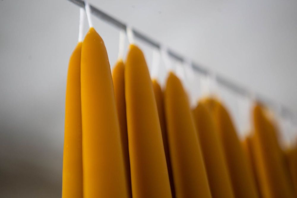 velas tradicionais de cera de abelha mergulhadas à mão