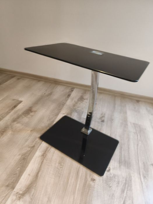 Czarny szklany stolik pod laptopa