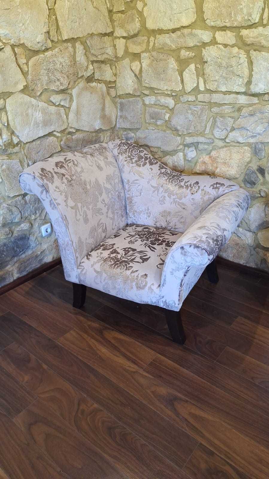 Cadeirão forrado a tecido