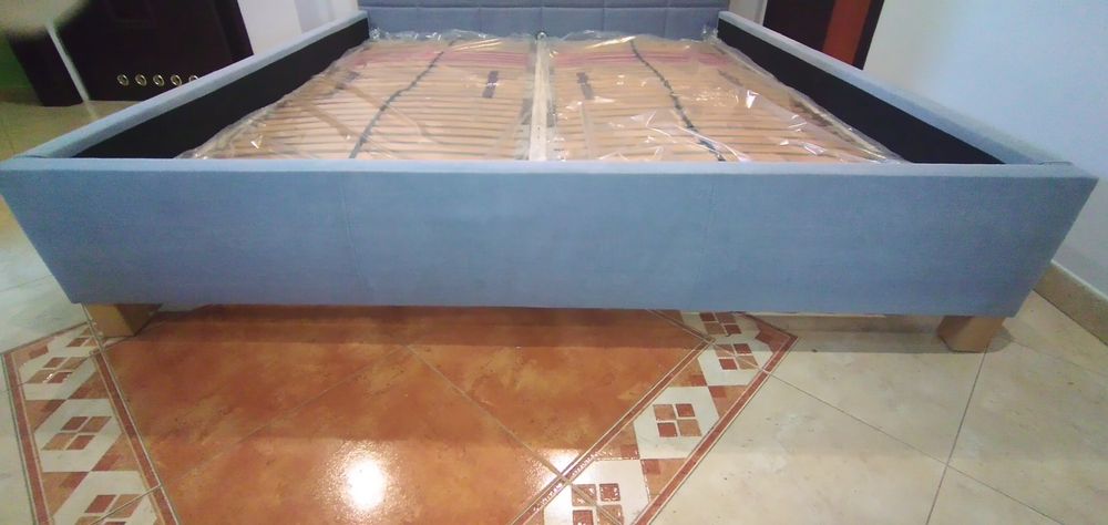 Łóżko tapicerowane z materacem nowe stelaże 180/200