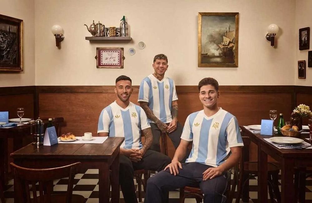 Nowość: Koszulka z okazji 50. rocznicy reprezentacji Argentyny Messi M