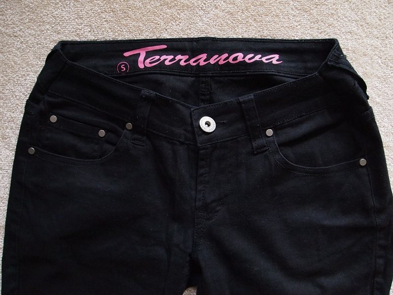 Czarne spodnie z dziurami na kolanach Terranova 36 S rurki materiałowe