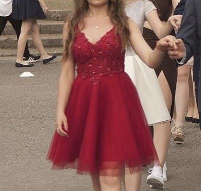 Zdobiona czerwona sukienka