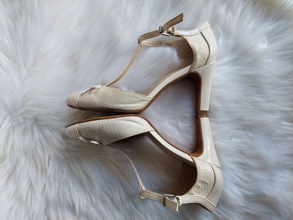 Sandały damskie 38 Clara Barson ecru obccas lakierkowe buty do ślubu