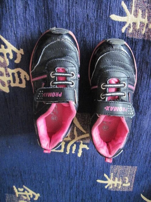Продаются кроссовки для девочки черные с розовыми вставками