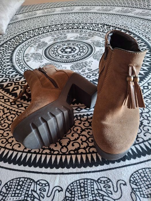 Botas castanhas de tacão alto