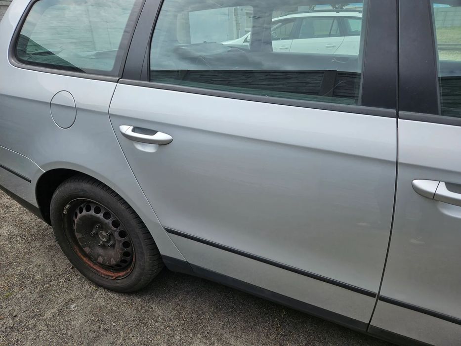 VW Passat B6 Kombi Drzwi Tył Prawe LA7W
