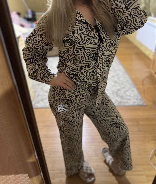 Костюм жіночий, розмір M-L тоненький, за деталями пишіть в особисті