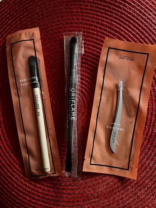 Zestaw:pedzelek do cieni, do korektora , pęseta i szablon