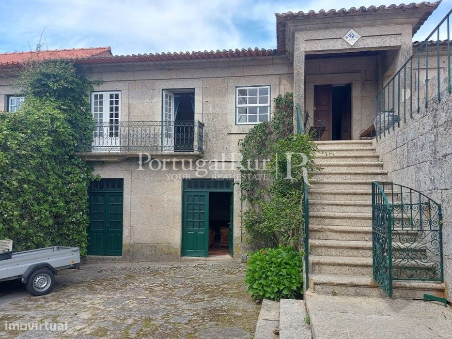 Duas casas independentes com jardim e quinta