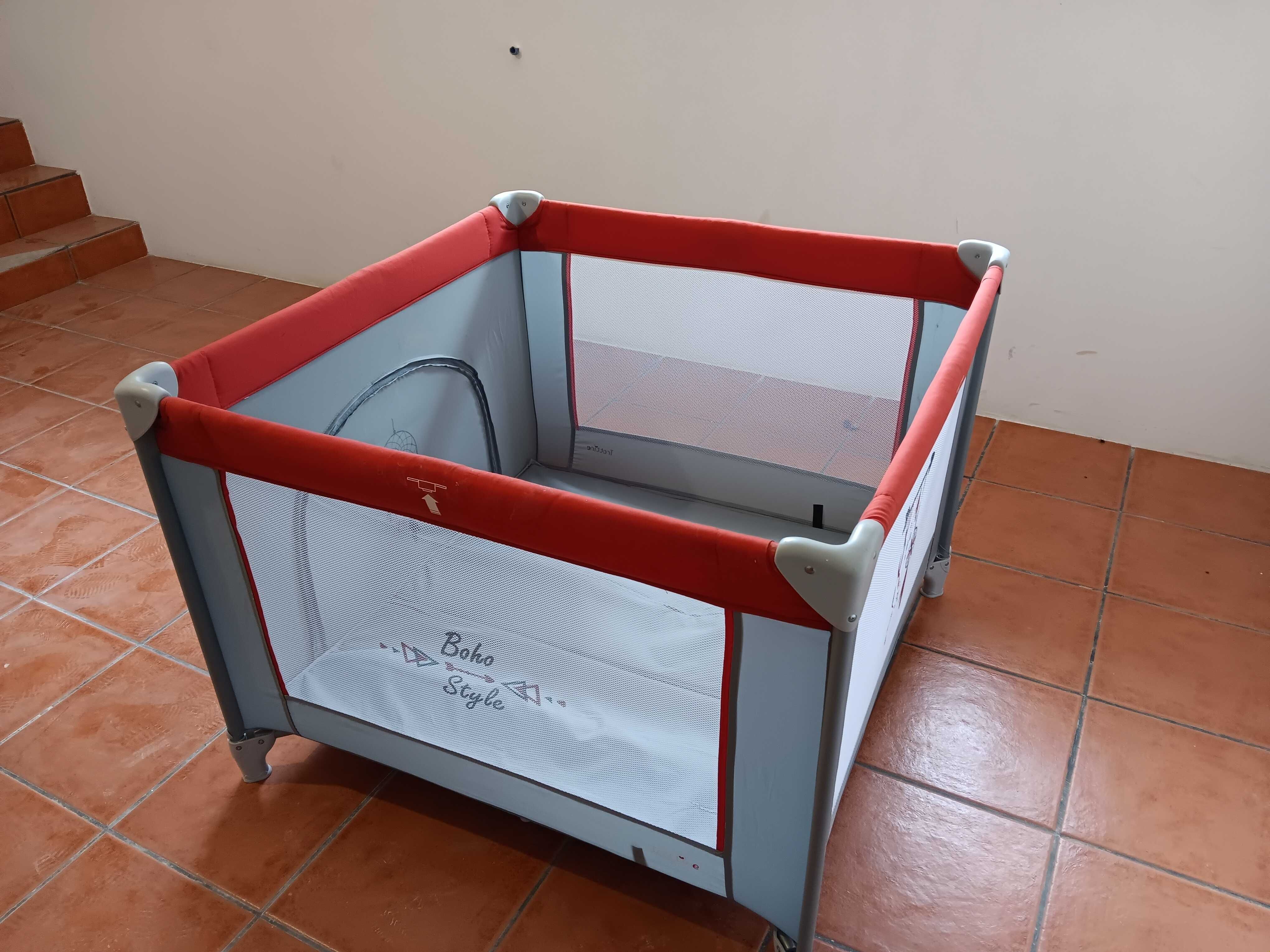 Cama de viagem muito pouco usada