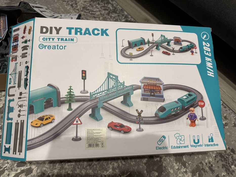 Поїзд потяг з колією та героями