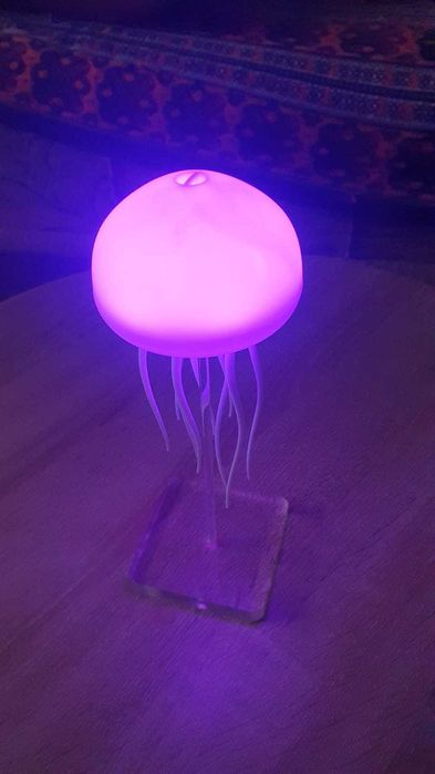 Bioniczna meduza RGB – lampka z ruchomymi mackami i USB