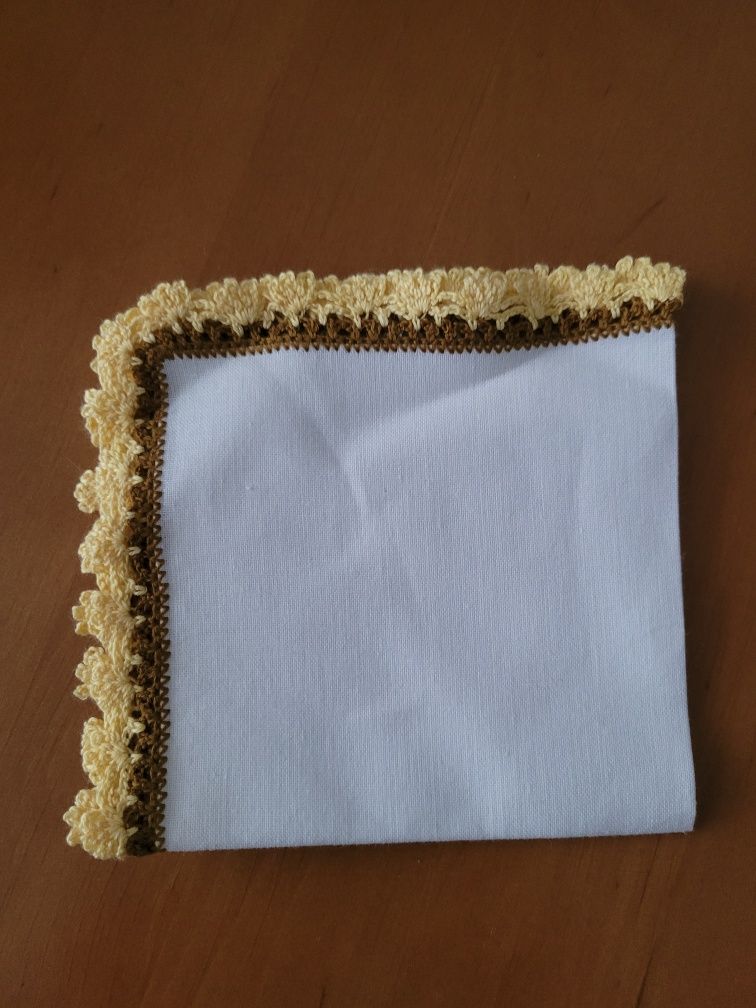 Chusteczka bawełniana z ręcznie zrobioną szydełkiem koronką 23/23 cm
