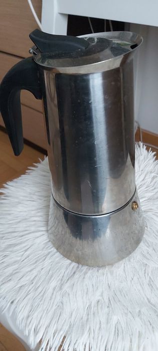 Zaparzaczka wieksza do kawy na indukcję prawie nowa