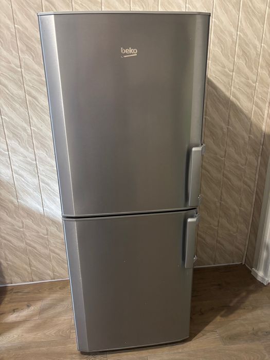 Lodówka z zamrażarką Beko srebrna