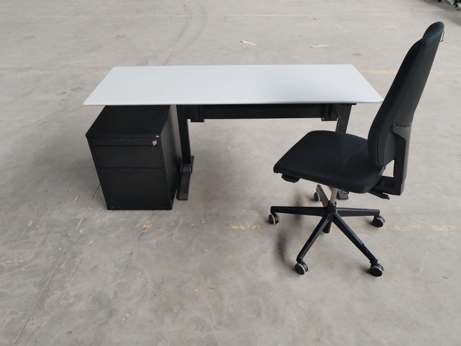 Zestaw biurowy fotel obrotowy biurko kontenerek biurowy meble biurowe