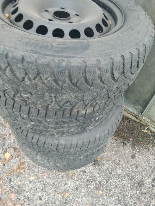 Komplet kul z oponami zimowymi + kolpaki