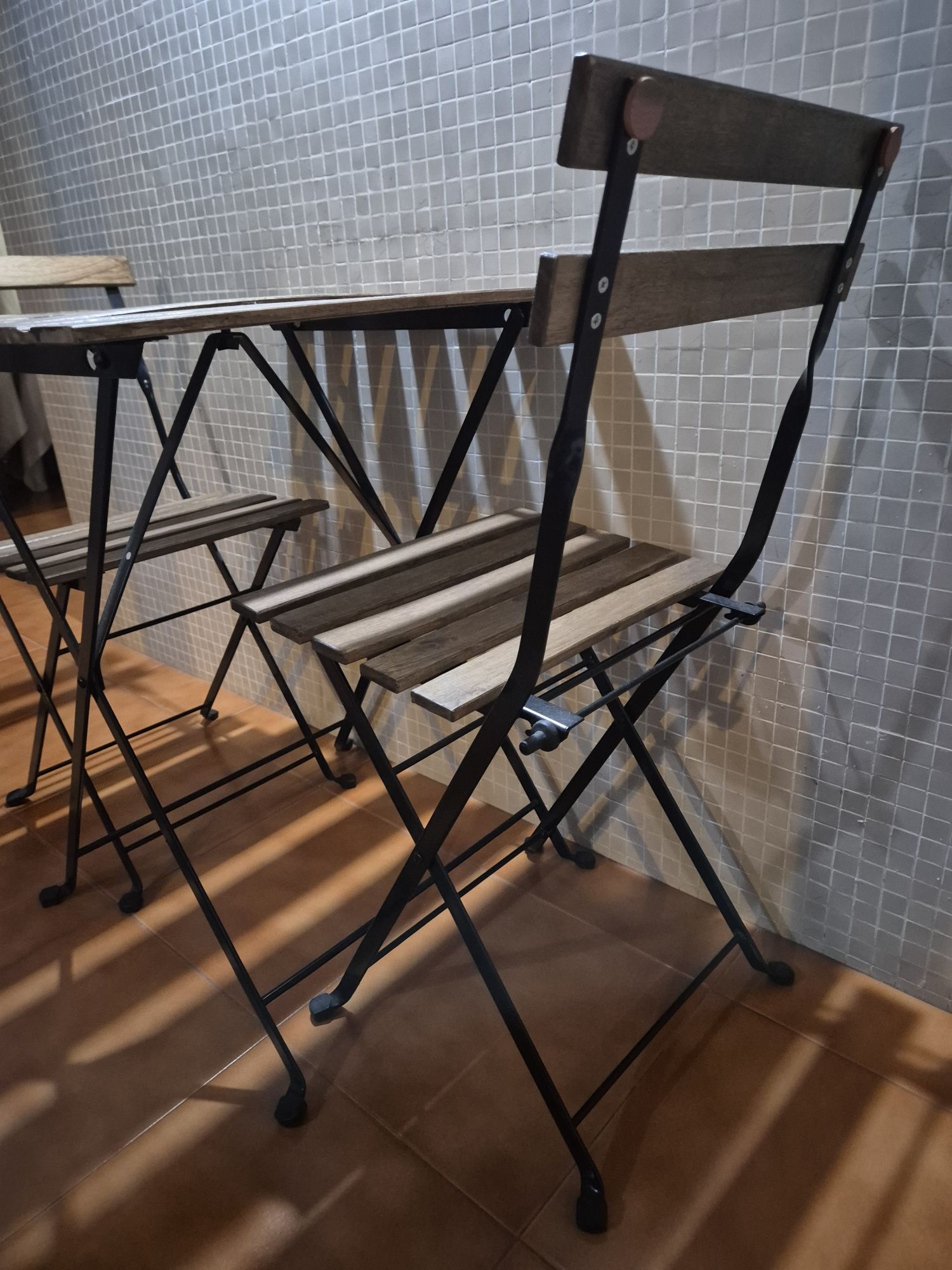 Conjunto de mesa e duas cadeiras