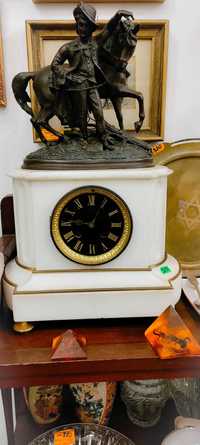 Pałacowy zegar figuralny, marmur XIX w . Francja