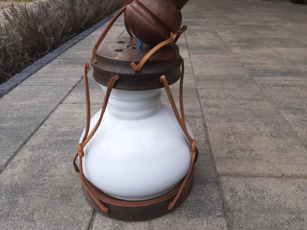Drewniana  lampa z białym kloszem na taras