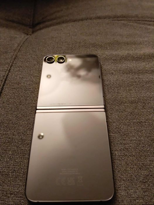 Samsung Galaxy Z Flip 5 – 256 GB / 8 GB RAM,