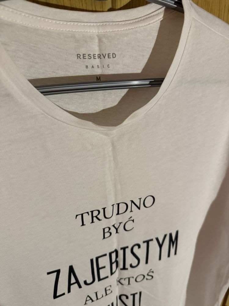 Biała koszlka, t-shirt z nadrukiem: Trudno być zajeb*stym, ale ktoś mu
