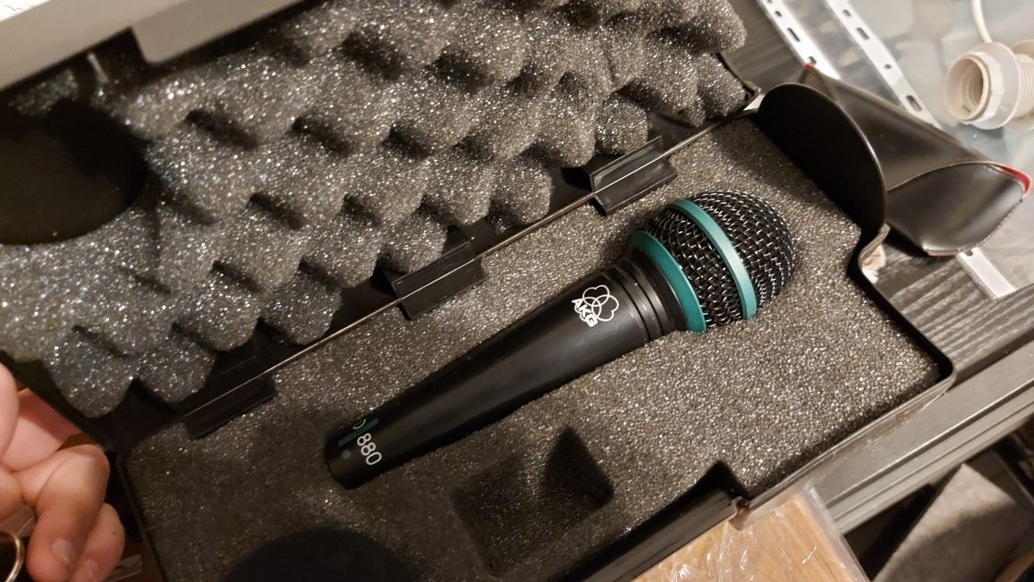 AKG D880 microfone