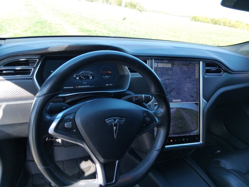 Ефектний Tesla Model S в ідеальному стані