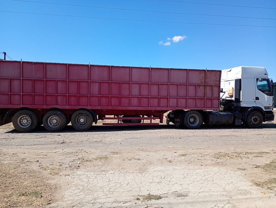 Напівпричіп зерновоз в доброму стані.