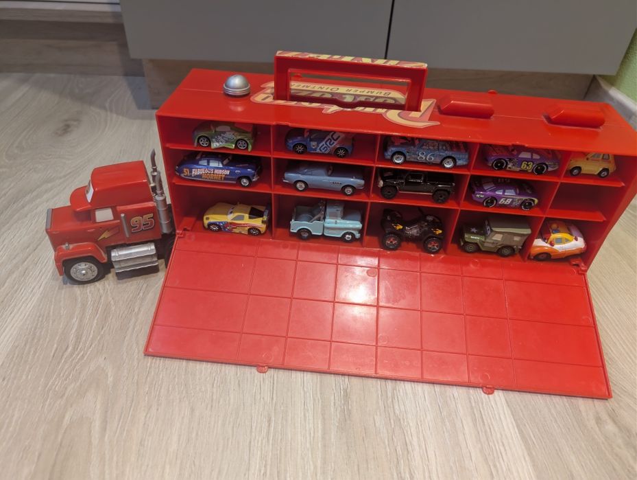 Ciężarówka zygzak McQueen z autkami