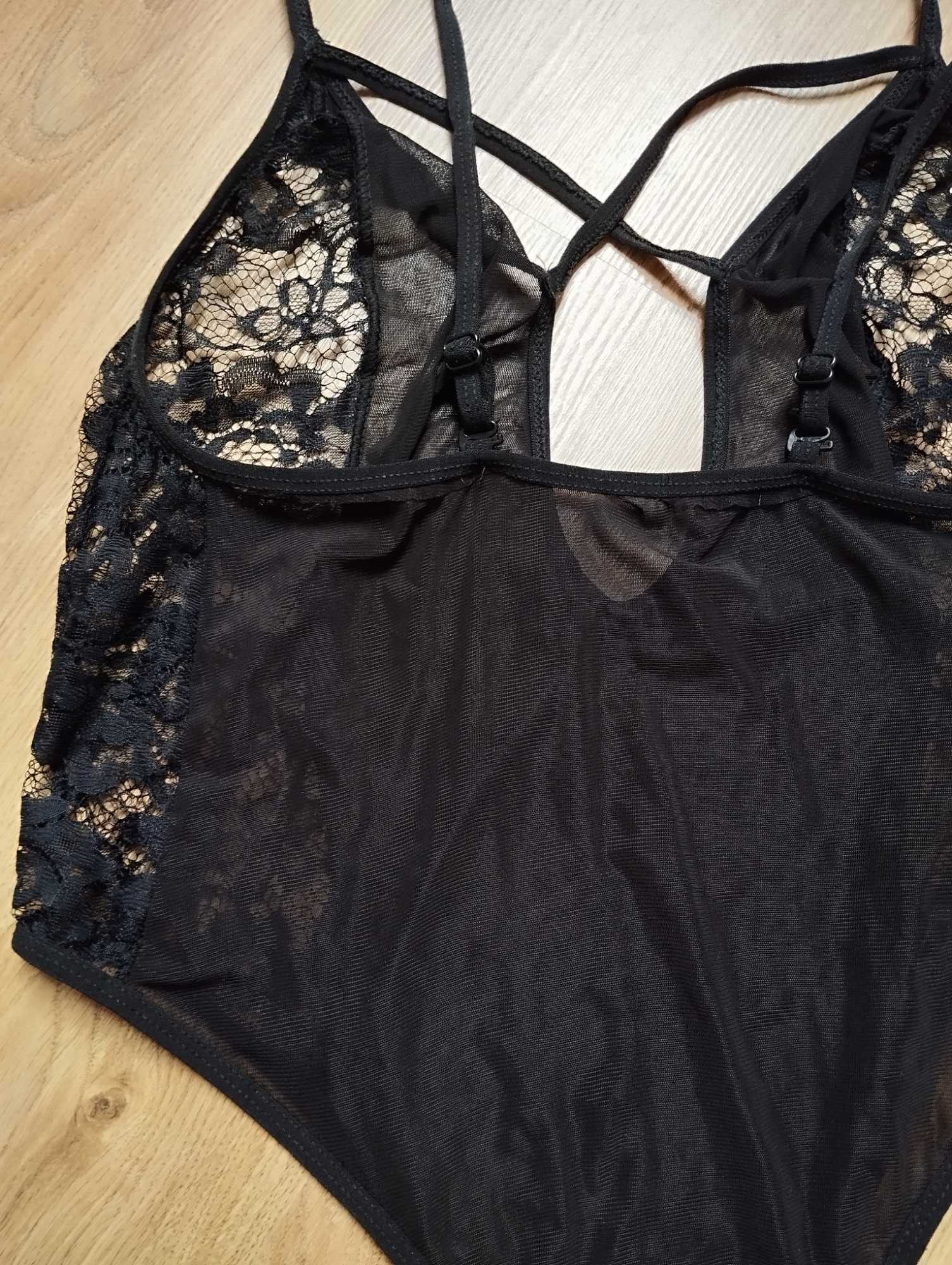 Czarne koronkowe body harness z głębokim dekoltem ażurowe transprarent