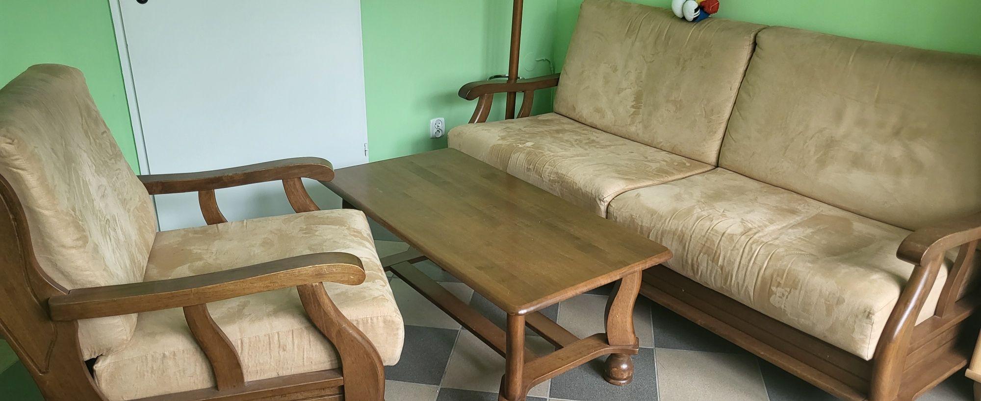 Komplet wypoczynkowy:sofa ,2 fotele i ława. Meble drewniane.