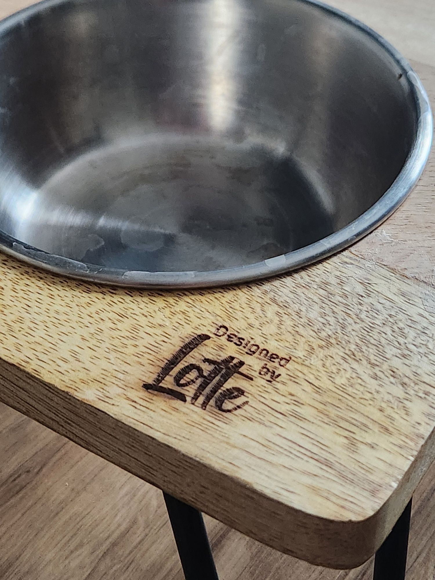 Drewniany stojak Linga i dwie miski do karmienia Designed by Lotte