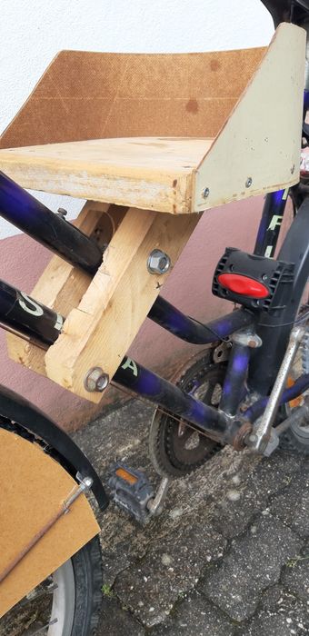 Cadeirinhas para criança que se monta numa bicicleta