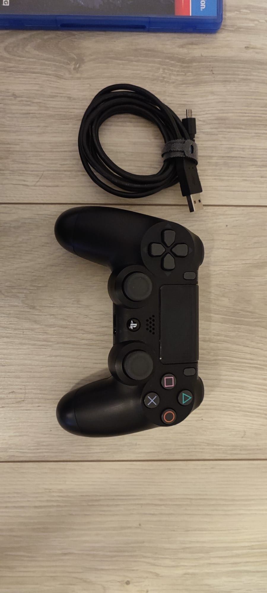 PlayStation 4 SLIM 1TB preta(Excelente estado), comando incluído, cabo
