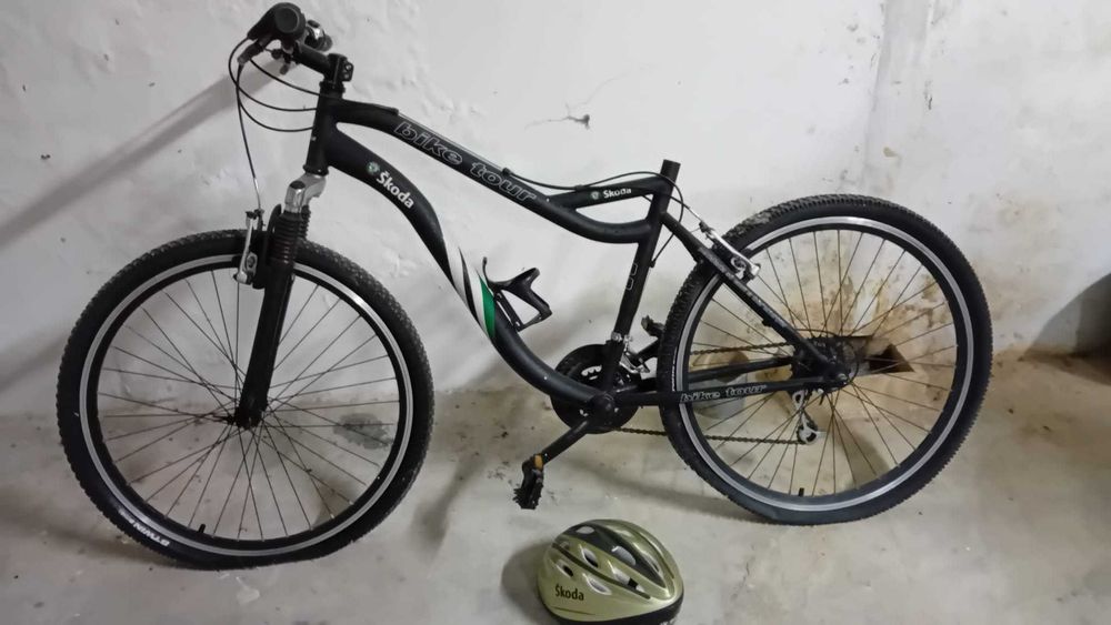Bicicleta de montanha  marca "Skoda" com mudanças + capacete proteção.