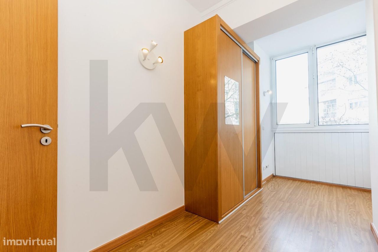 Apartamento T1 transformado em T2 na Av. Estados Unidos da América.