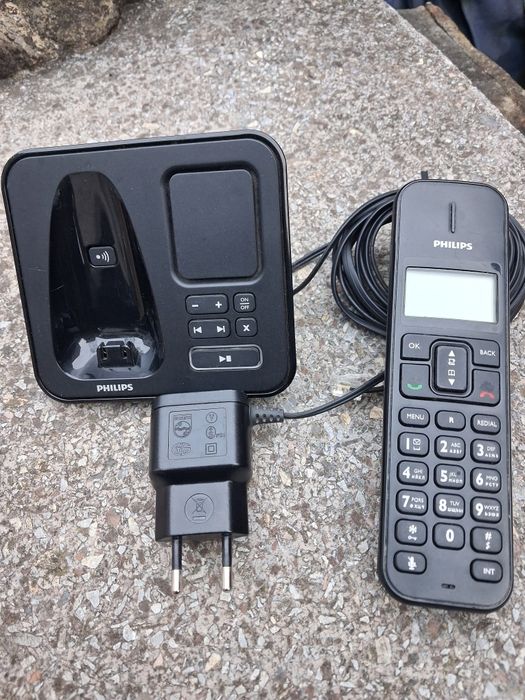 Стаціонарний  телефон з дистанційною трубкою.