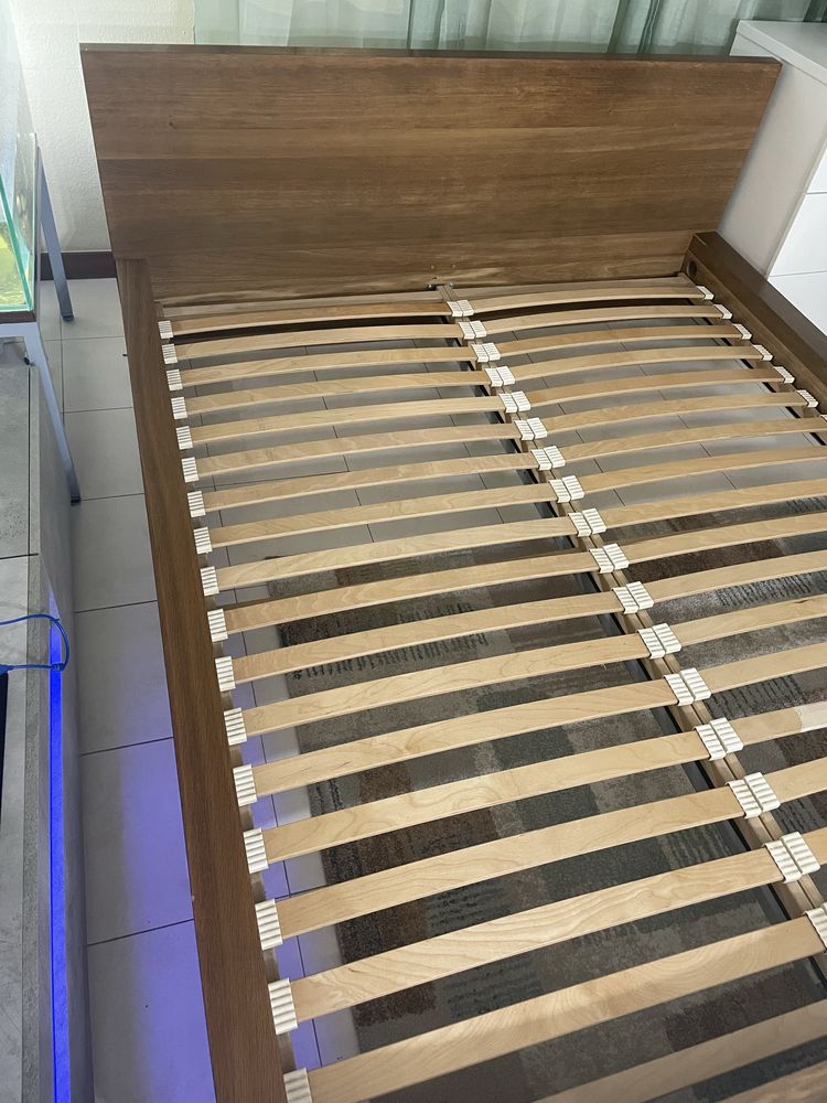 Cama c/ estrado e c/ mesinhas de cabeceira