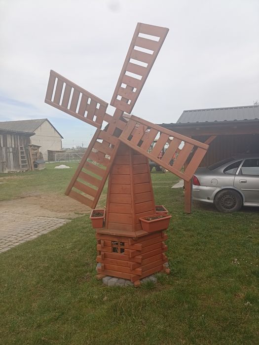 Wiatrak drewniany